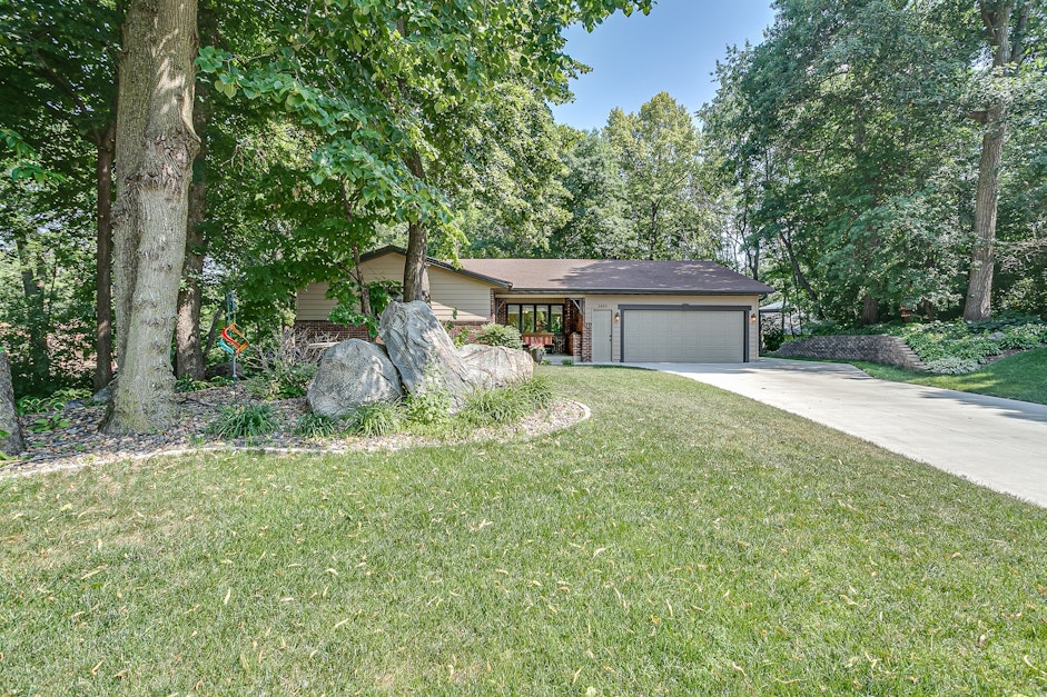 5889 Indian Ridge Circle Southeast, Prior Lake, MN 55372, Presented by